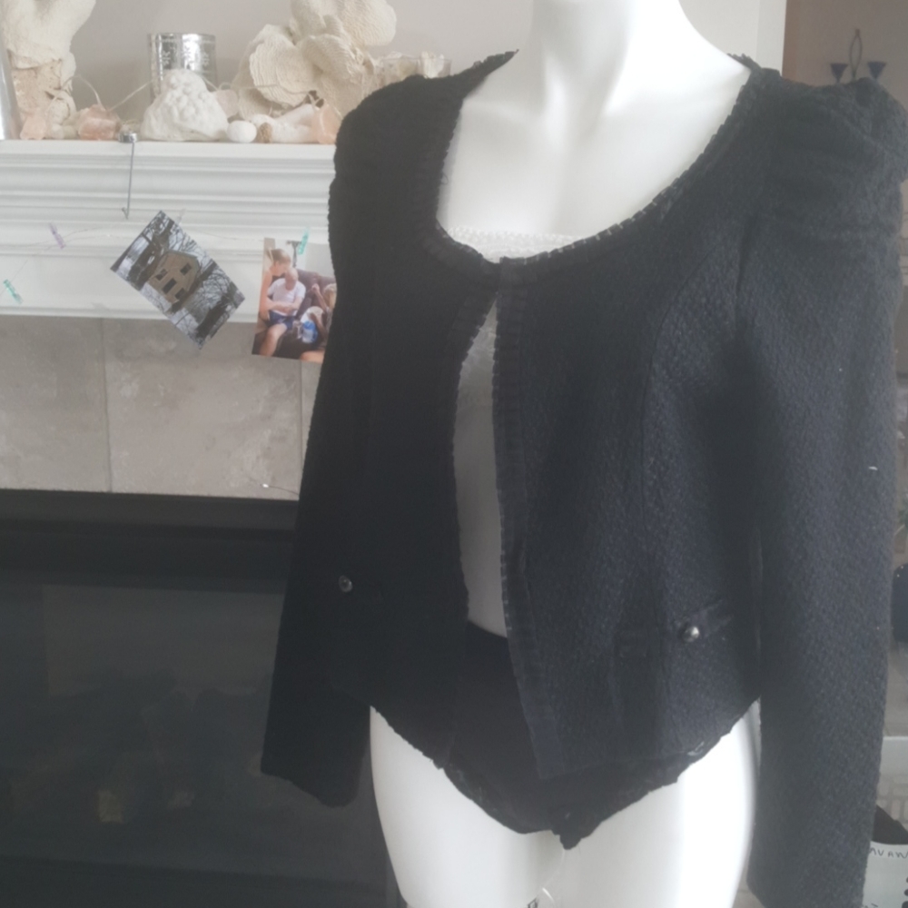 blue bird. Textured tiny ruffled edge sweater. L